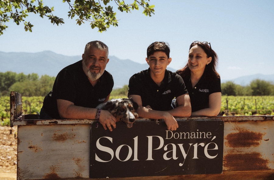De familie achter Domaine Sol Payre bij het domeinbord in de wijngaard